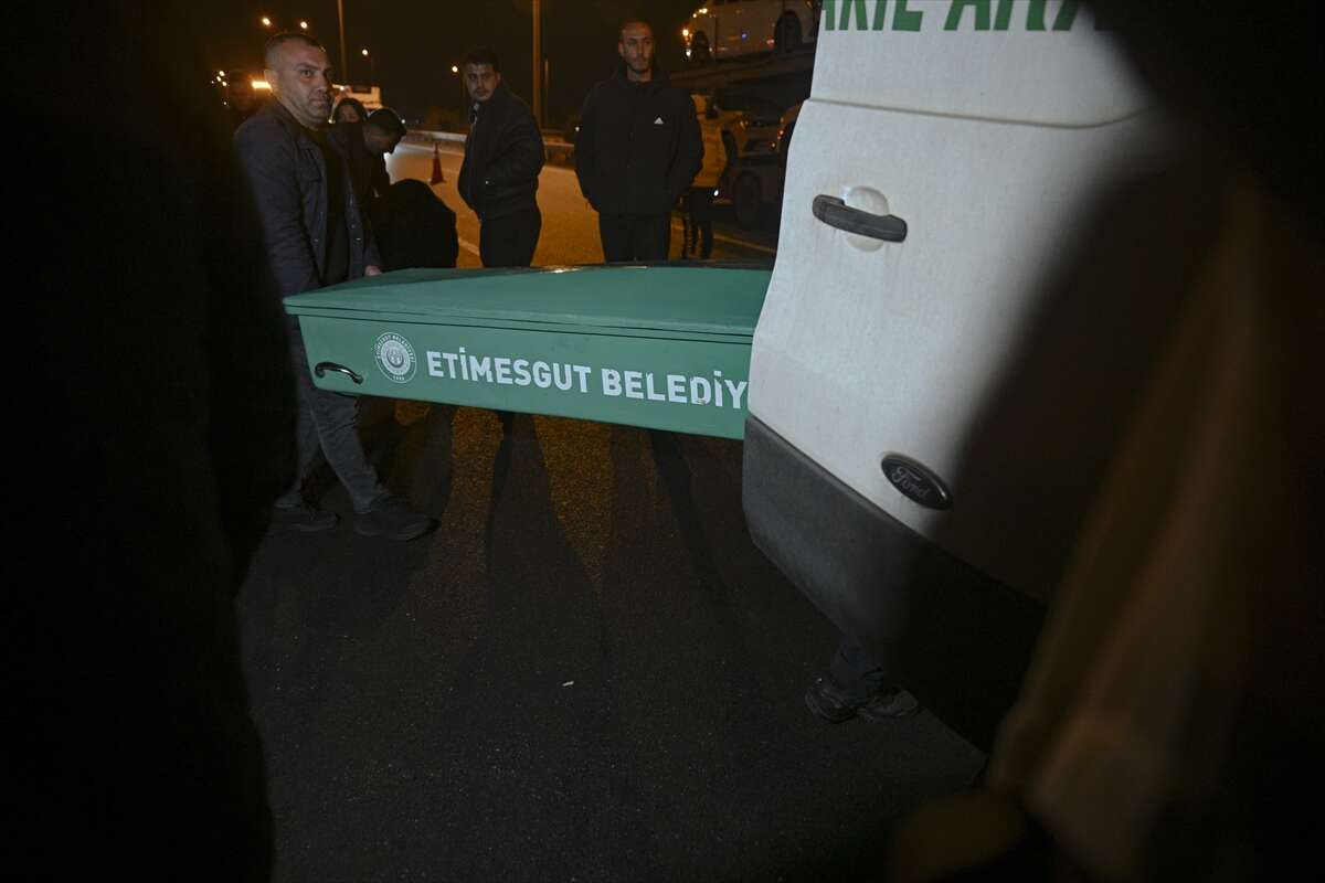 TIR’ın altına giren lüks otomobil, 2 kişiye mezar oldu 9